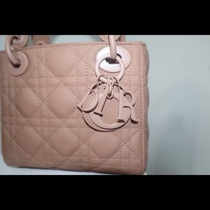 Meet your Posher, Tee